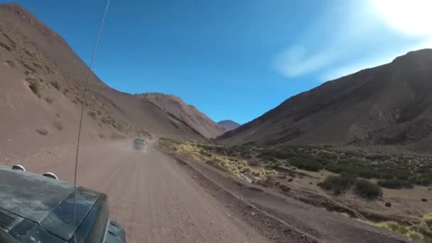 Pokonywania Szutrową Van Innych Samochodów Obok Rzeki Desaguadero Między Wysokie — Wideo stockowe