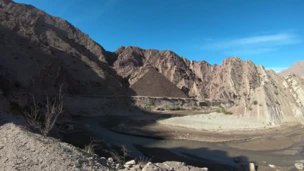 Walking Troya Canyon Desaguadero River Vinchina Town Mountains Valleys Midday — Stock Video