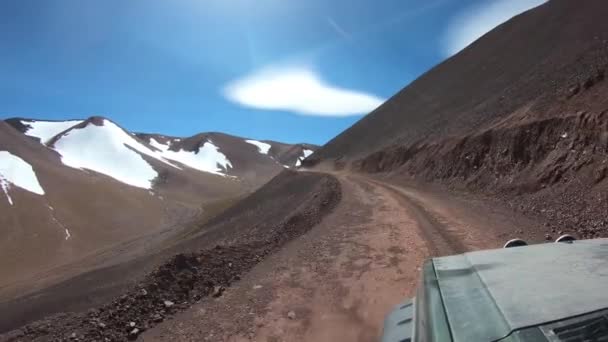 在黑色和红色雪山和深干山谷之间的砾石路中旅行 汽车的钩子和其他汽车在现场的兄弟 阿根廷里奥哈省布拉瓦泻湖之旅 — 图库视频影像