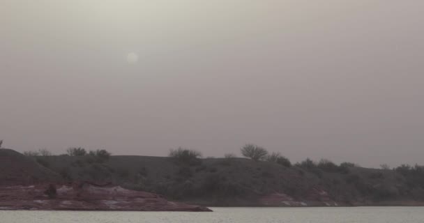 Direkte Szene für die Sonne und den See mit staubbeladener Luft wegen des heißen Windes in der argentinischen Provinz La Rioja. Sonnenuntergang, goldene Stunde. Zonda Naturgefahren, globale Erwärmung, Klimawandel Alarm. — Stockvideo