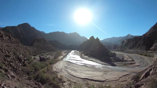 Troya Canyon Řeka Desaguadero Vinchina Městě Hory Údolí Poledne Dobrodružné — Stock video