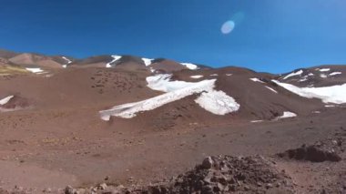 Desaguadero nehir desertic, rocky Vadisi Andes karlı renkli dağların arasında seyahat. Brava lagün için macera gezi. Rioja Eyaleti, Arjantin