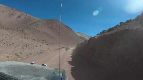 Viajando Por Carretera Grava Con Furgoneta 4X4 Con Otros Coches — Vídeo de stock