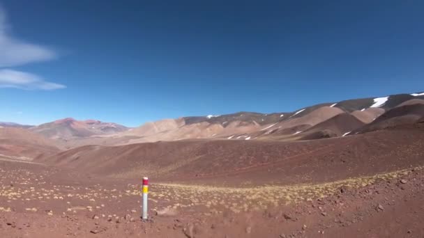 Siyah Kırmızı Sarı Dağ Manzarası Ile Seyahat Desertic Kar Yamaçları — Stok video