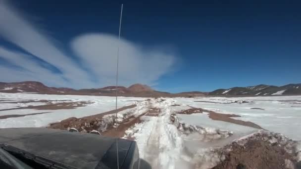 四轮驱动面包车在安第斯山脉飞机上穿过雪石路 广阔的山谷 山脉和火山 背景是雪 冒险游览布拉瓦泻湖 里奥哈省 — 图库视频影像