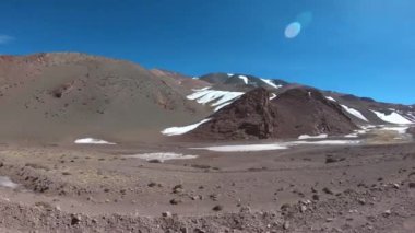 Desaguadero nehir desertic Vadisi Andes karlı dağlar arasında seyahat. Diğer arabalar üzerinde açık gidiş trought stabilize yol, toz. Brava lagün için gezi. Rioja