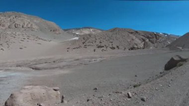 Desaguadero nehir desertic Vadisi seyahat. Yüksek kayalık, karlı hills adlı arka plan. And Dağları, Brava lagün için gezi. Rioja Eyaleti, Arjantin