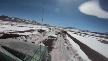 4 x 4 van karlı çakıl yol ile kış Andes altiplane gidiyorum. Wide Valley, dağlar ve volkan kara arka plan ile. Brava lagün için macera gezi. Rioja il