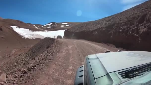 Perjalanan Melalui Jalan Kerikil Antara Bersalju Putih Pegunungan Andes Lembah — Stok Video