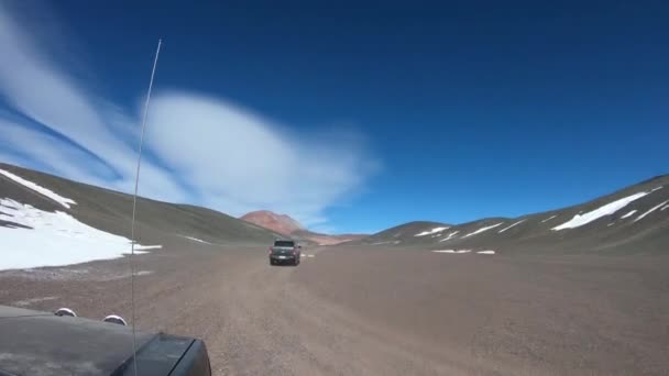 Geländewagen Unterwegs Anderes Auto Vorne Schwarze Dunkle Felsige Verschneite Landschaft — Stockvideo