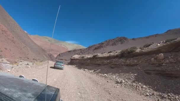 Viajando Por Carretera Grava Con Furgoneta 4X4 Con Otros Coches — Vídeo de stock