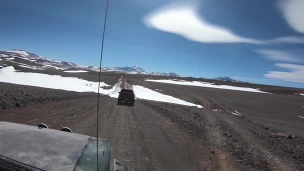 Van Går Igenom Grusväg Med Snö Andra Bilen Framsidan Svart — Stockvideo