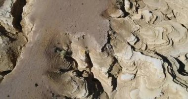 Hava senital dron Ocre Kanyon Famatina dağlar ve sarı nehir sahne. Kamera erozyona uğramış toprak, kumtaşı kayalıklarla, katmanlar, gullies, erozyona uğramış manzara ile gösterilen yükselir. La rioja, Arjantin.