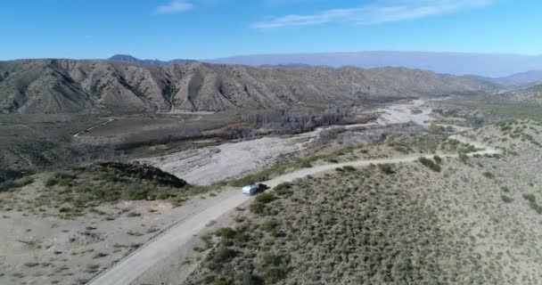 Escena Aérea Dron Furgoneta Con Remolque Autocaravana Viajando Carretera Grava — Vídeos de Stock