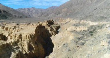 Famatina dağlar, sarı nehir kanyonda Ocre hava dron sahne. Kamera kanyonda geriye doğru taşır. Panoramik nehir ve peyzaj, nehir ve cliff. Turistik noktada van. La Rioja