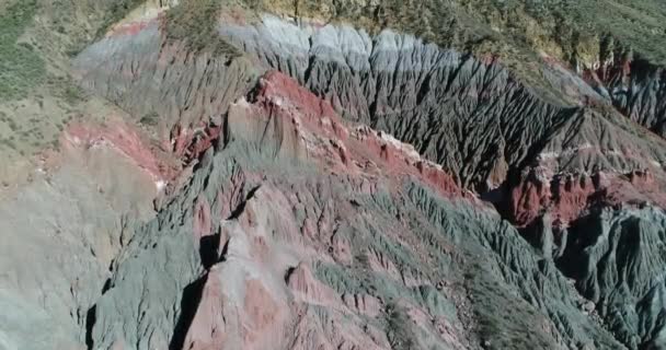 色とりどりの山々 の空中ドローン シーンはファマティナ山脈の侵食された砂岩から成っています Pesebre リオハ州ツーリスティック スポット カメラが上昇します — ストック動画