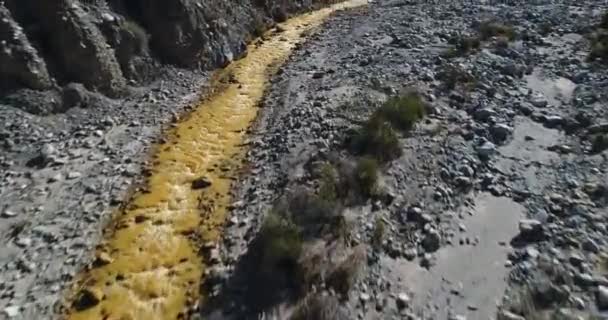 快速空中无人机现场黄河在法玛蒂娜山脉 拉里奥哈 阿根廷 沿着河谷快速飞行 金色的水 悬崖和岩石盆地 — 图库视频影像