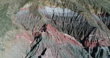 Famatina Dağları'nda aşınmış kumtaşı renkli dağların hava uçak olay çıkardı. El Pesebre. La Rioja turistik spot. Kamera yükselir ve uzağa taşır. Spot genel görünümü.
