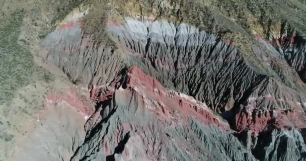 法马蒂娜山区由侵蚀砂岩制成的五颜六色的山空中无人机场景 佩斯布雷拉里奥哈草皮点 相机上升并移动 现场概况 — 图库视频影像