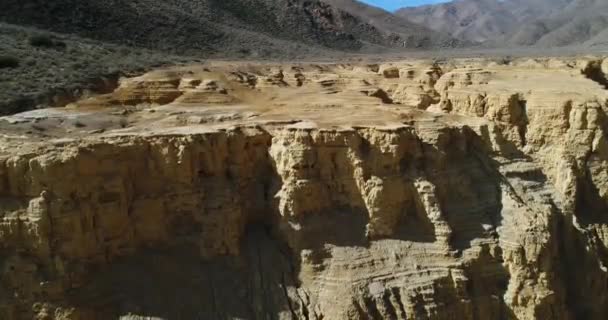 Cena Drones Aéreos Ocre Canyon Nas Montanhas Famatina Rio Amarelo — Vídeo de Stock