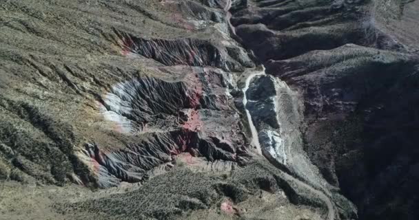 色とりどりの山々 の空中ドローン シーンは ファマティナ山脈の侵食された砂岩から成っています ストライプの色と自然排水彫刻の一般的なビュー カメラが前方に移動します Pesebre リオハ州 — ストック動画