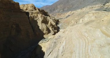 Famatina dağlar, sarı nehir kanyonda Ocre hava dron sahne. Kamera Kanyon içinde geçen duvarlar ve kayalıklardan Altın Nehri üzerinde hareket eder. Erozyona uğramış manzara panoramik manzaralı. La Rioja
