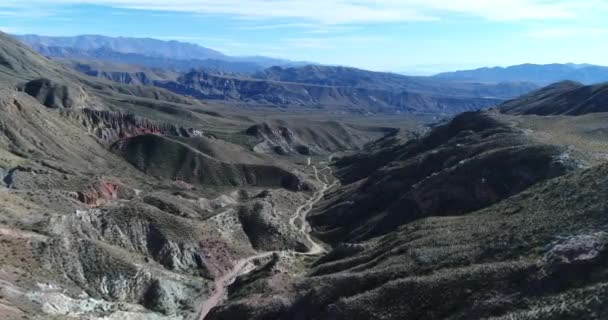 Escena aérea de drones de coloridas montañas hechas de arenisca erosionada, montañas Famatina.Vista general del valle y lugar turístico El Pesebre. La Rioja. Cámara moviéndose a lo largo de montañas . — Vídeos de Stock