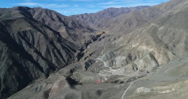 Escena aérea del dron Ocre Canyon entre las montañas Famatina. Río amarillo moldea el paisaje. Turismo La rioja para 4x4, Argentina. La cámara avanza lentamente . — Vídeos de Stock