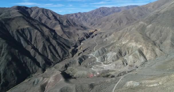 Aerial drone scene of Ocre Canyon between Famatina mountains. Yellow river mould the landscape. La rioja tourism for 4x4, Argentina. Camera moves fowards slowly. — Stock Video