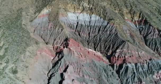 Scena aerea drone di montagne colorate in arenaria erosa, montagne Famatina. Strisce di colori e sculture naturali. El Pesebre. La Rioja. La telecamera sale, si allontana. Veduta generale . — Video Stock