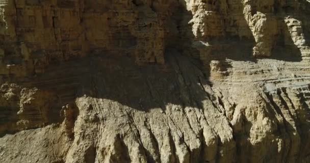 Luchtfoto drone scène van Ocre Canyon in Famatina bergen, gele rivier. Oplopend van detail van rotsen muren panoramisch uitzicht. Geërodeerde landschap. La Rioja, Argentinië. Natuurlijk landschap. — Stockvideo