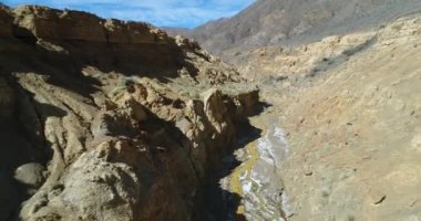 Famatina dağlar, sarı nehir kanyonda Ocre hava dron sahne. Kamera geriye duvarları geçen Altın Nehri üzerinde Kanyon içinde seyahat, uçurumlar yükselir erozyona uğramış manzara panoramik görüntülemek için