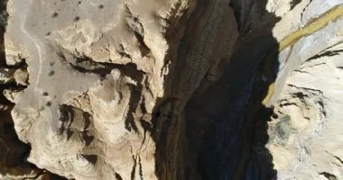 Hava senital dron Ocre Kanyon Famatina dağlar ve sarı nehir sahne. Kamera yükselir. Ayrıntı gullies, Altın Nehri, cliff ve erozyona uğramış manzara. La rioja, Arjantin