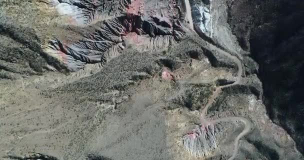 カラフルな山の空中ドローン シーンは ファマティナ山脈の侵食された砂岩から成っています ストライプの色と自然排水彫刻の一般的なビュー Senital シーンの横に移動します Pesebre リオハ州 — ストック動画