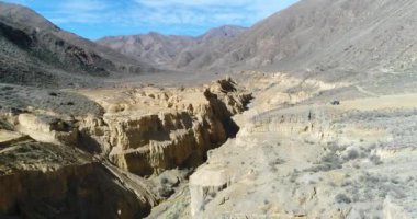 Famatina dağlar, sarı nehir kanyonda Ocre hava dron sahne. Kamera senital görünümüne hareket yükselir. Panoramik nehir ve peyzaj, nehir ve cliff. Turistik noktada van