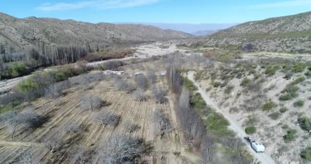 无人机用面包车与拖车 在石田山黄河流域的诺莱斯作物旁的砾石路上行驶 相机跟随四轮驱动汽车 Rioja Argentina — 图库视频影像
