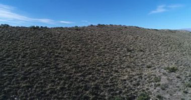 Van ile römork, kamyonet ve karavan, hava uçak sahne Famatina dağlar, tepeler yüksek kenarında çakıl yol seyahat. 4 x 4 araba, macera, riskli yolu izleme lateral. La Rioja, Arjantin