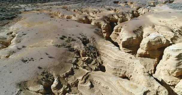 オークル ファマティナ山脈 黄色川のグランドキャニオンの空中ドローン シーン カメラは ガリーと峡谷を移動します 侵食された砂岩のディテール リオハ州 アルゼンチン — ストック動画
