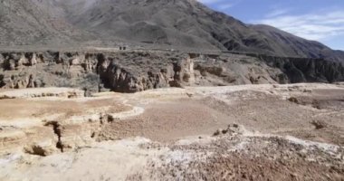 Uçurum ve gullies Ocre sarı nehir sahnenin sonunda keşfetmek kanyonun üzerinden seyahat. Altın katmanları, La Rioja, Arjantin, yatay kumtaşı. Turizm, macera. Kurak manzara.