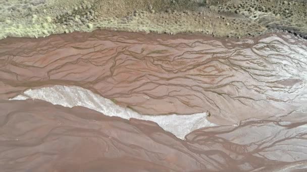 Fiambala Senital 空中ドローン シーン 砂の川沿いを流れる 水の動きによって作られた図面を静脈します 川や海岸の高高度での一般的なビュー アルゼンチン — ストック動画