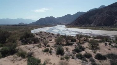 Fiambala kıvırarak nehir ve kum tepeleri woods ile hava uçak sahnesi. Rocky Dağları vasıl geçmiş kuru. Cuyo, Catamarca, Argentina.