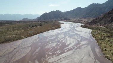 Hava dron Fiambala kıvrımlı sahne kum Nehri ve kum tepeleri woods ile. Rocky Dağları vasıl geçmiş kuru. Cuyo, Catamarca, Argentina.
