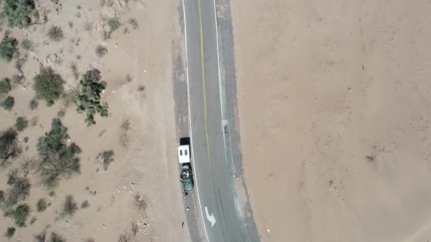 トレーラーの家と道路と Senital トップ ビュー空中ドローン シーン カメラ前進砂丘間のルートに続きます アルゼンチンのカタマルカ — ストック動画