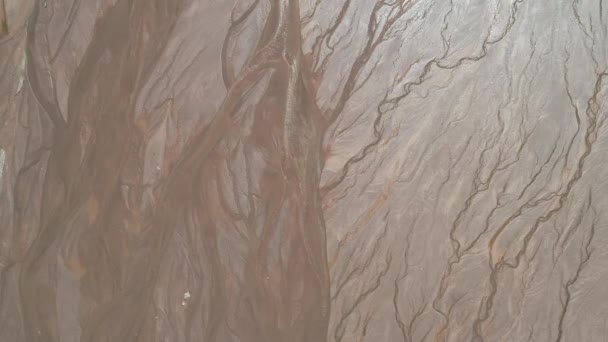 Fiambala Senital 空中ドローン シーン 砂の川沿いを流れる 水の動きによって作られた図面を静脈します 高高度での一般的なビュー アルゼンチンのカタマルカ — ストック動画