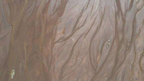 Senital 菲安巴拉河空中无人机现场 在沙河弯的水流和运动所产生的静脉图 在高空的一般视图 相机沿着河流移动 阿根廷 — 图库视频影像