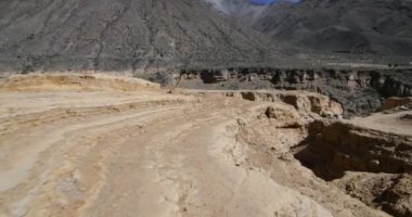 Yere yakın kayalıklarla ve gullies Ocre Kanyon, La Rioja, Arjantin üzerinde yürüme. Altın kum taşı ve derin duvar. Turizm, macera. Kurak manzara.