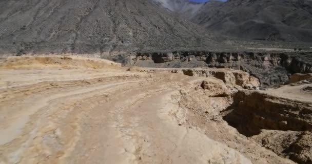 Caminhando Perto Chão Sobre Falésias Ravinas Ocre Canyon Rioja Argentina — Vídeo de Stock