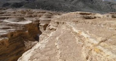 Yere yakın kayalıklarla ve gullies Ocre kanyonun seyahat. Altın katmanları, La Rioja, Arjantin, yatay derin kumtaşı. Turizm, macera. Kurak manzara.