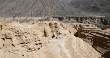 Kayalıklarla ve gullies Ocre Kanyon, La Rioja, Arjantin üzerinde yürüme. Altın kum taşı ve derin duvar. Turizm, macera. Kurak manzara. Famatina Dağları
