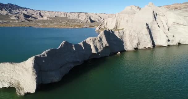 Cena Aérea Drone Península Rochosa Lago Azul Por Sol Câmera — Vídeo de Stock